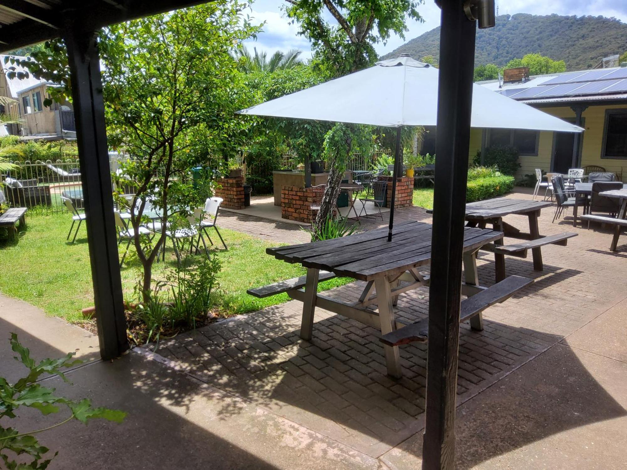 Coach House Inn Bright Exteriör bild